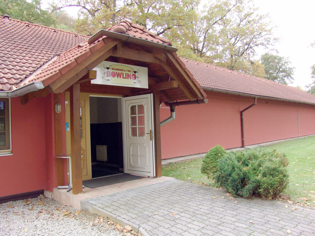 Vchod do Bowlingu Hluboká