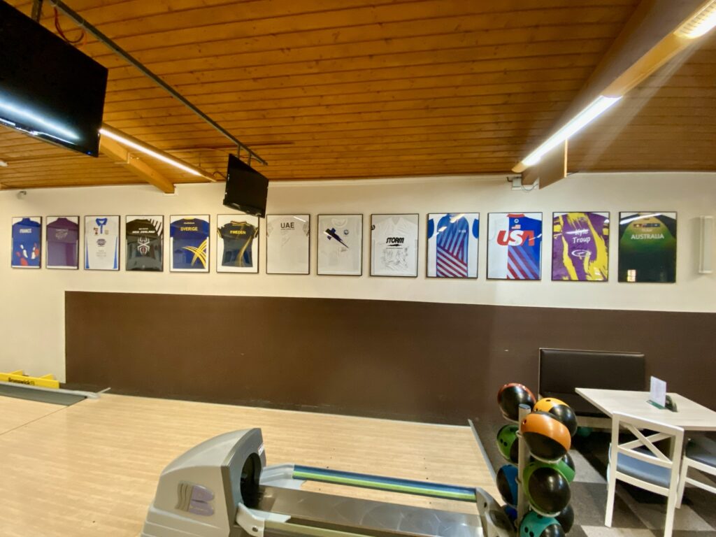 Bowlingové dráhy s dresy na stěně