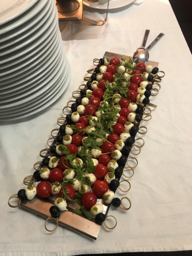 Jednohubky s mozzarellou a rajčaty